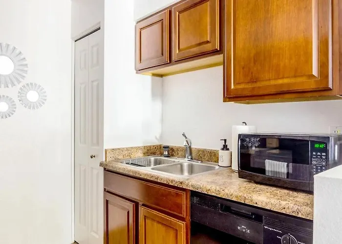 Apartment Bright & Cozy 1bd Near Uofa, Umc W Pool, Parking - Summer Rates!