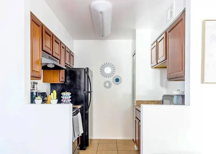 Bright & Cozy 1bd Near Uofa, Umc W Pool, Parking - Summer Rates! *