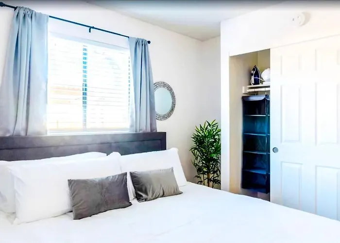 Bright & Cozy 1bd Near Uofa, Umc W Pool, Parking - Summer Rates! Apartment