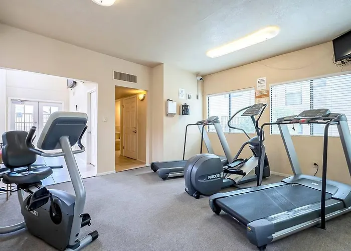 Bright & Cozy 1bd Near Uofa, Umc W Pool, Parking - Summer Rates! Apartment