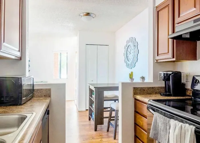 Bright & Cozy 1bd Near Uofa, Umc W Pool, Parking - Summer Rates! Apartment *