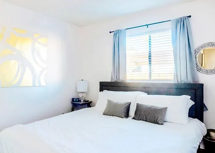 Bright & Cozy 1bd Near Uofa, Umc W Pool, Parking - Summer Rates! Apartment